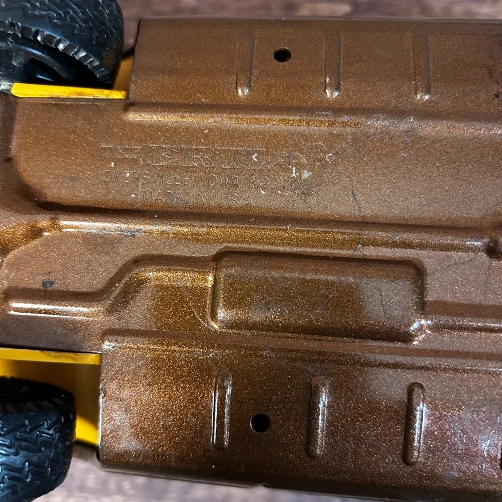 Vintage Ertl International Scout II Brown Terra Pickup Truck and Horse Trailer